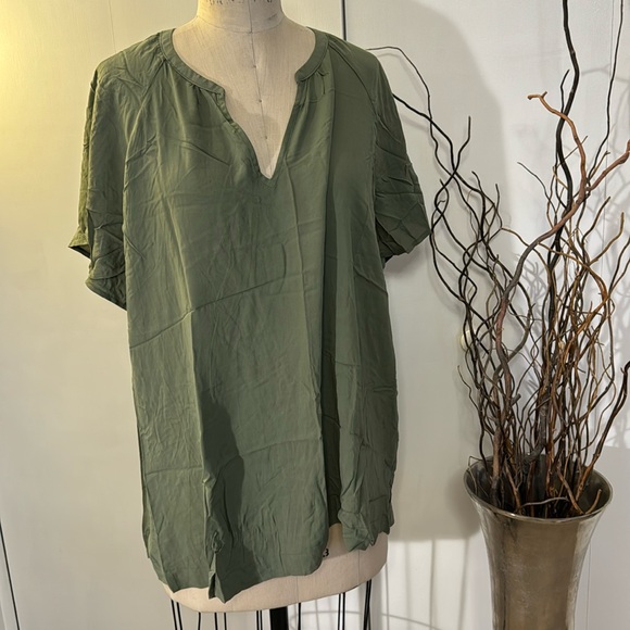 Old Navy Tops - Old Navy sage green V-neck short sleeve blouse